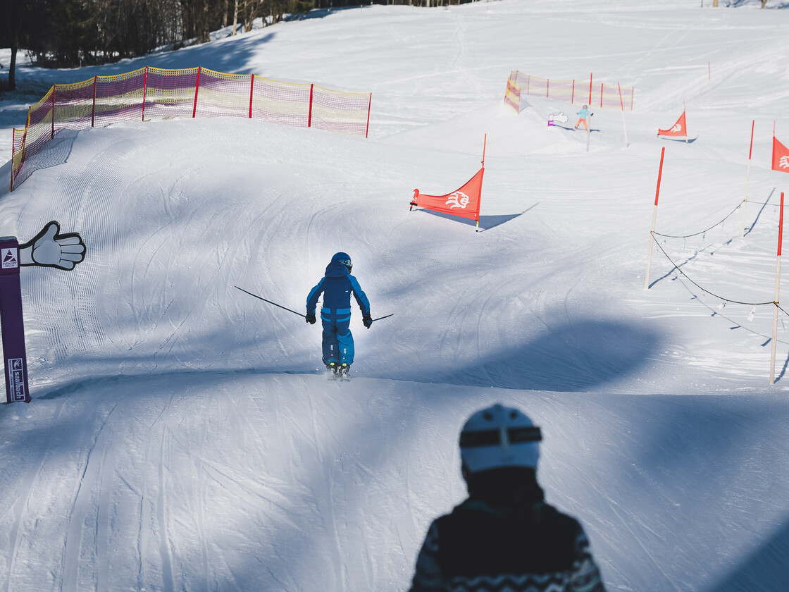  Ein junger Skifahrer fährt eine interaktive Funslope mit bunten Markierungen und Hindernissen hinunter. | © Stefanie Oberhauser