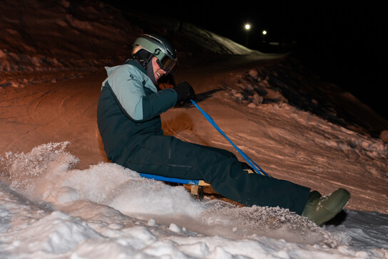 Rasante Rodelabfahrt bei Nacht auf der präparierten Naturrodelbahn am Asitz in Leogang | © cb photography / Christoph Bayer