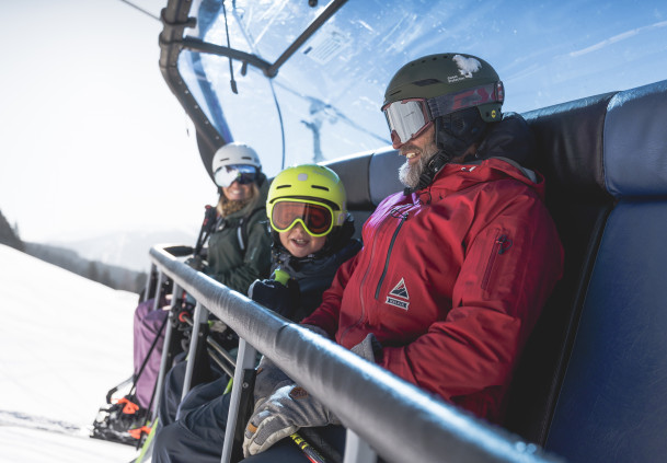 Familienurlaub im Skigebiet | © Klaus Listl Familie im Skilift im Skigebiet Saalfelden-Leogang | © Klaus Listl