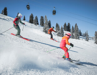 Familie beim Skifahren in Saalfelden-Leogang | © Klaus Listl